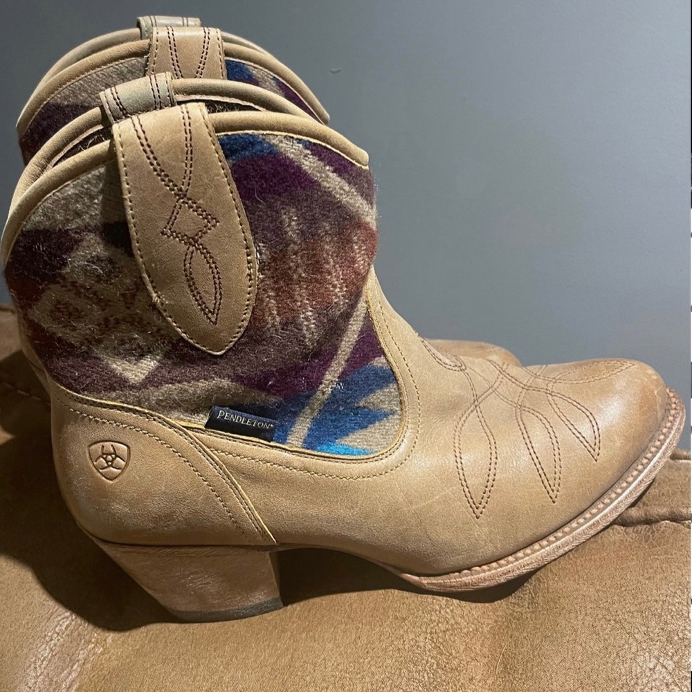 Ariat Measow Pendleton Wool and Leather size 8.5